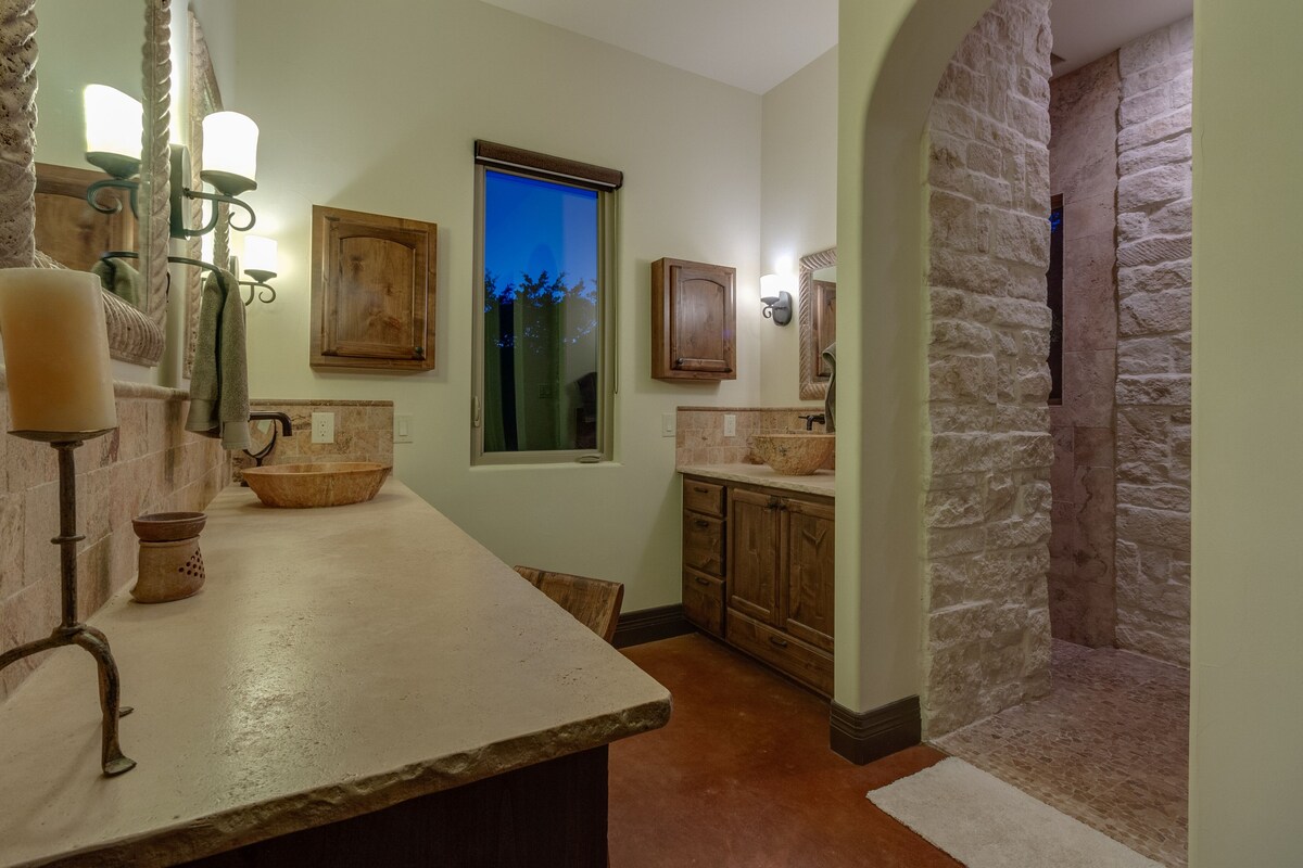 3 Acres, Pool, Kiva Fireplace, S/W Resort Style