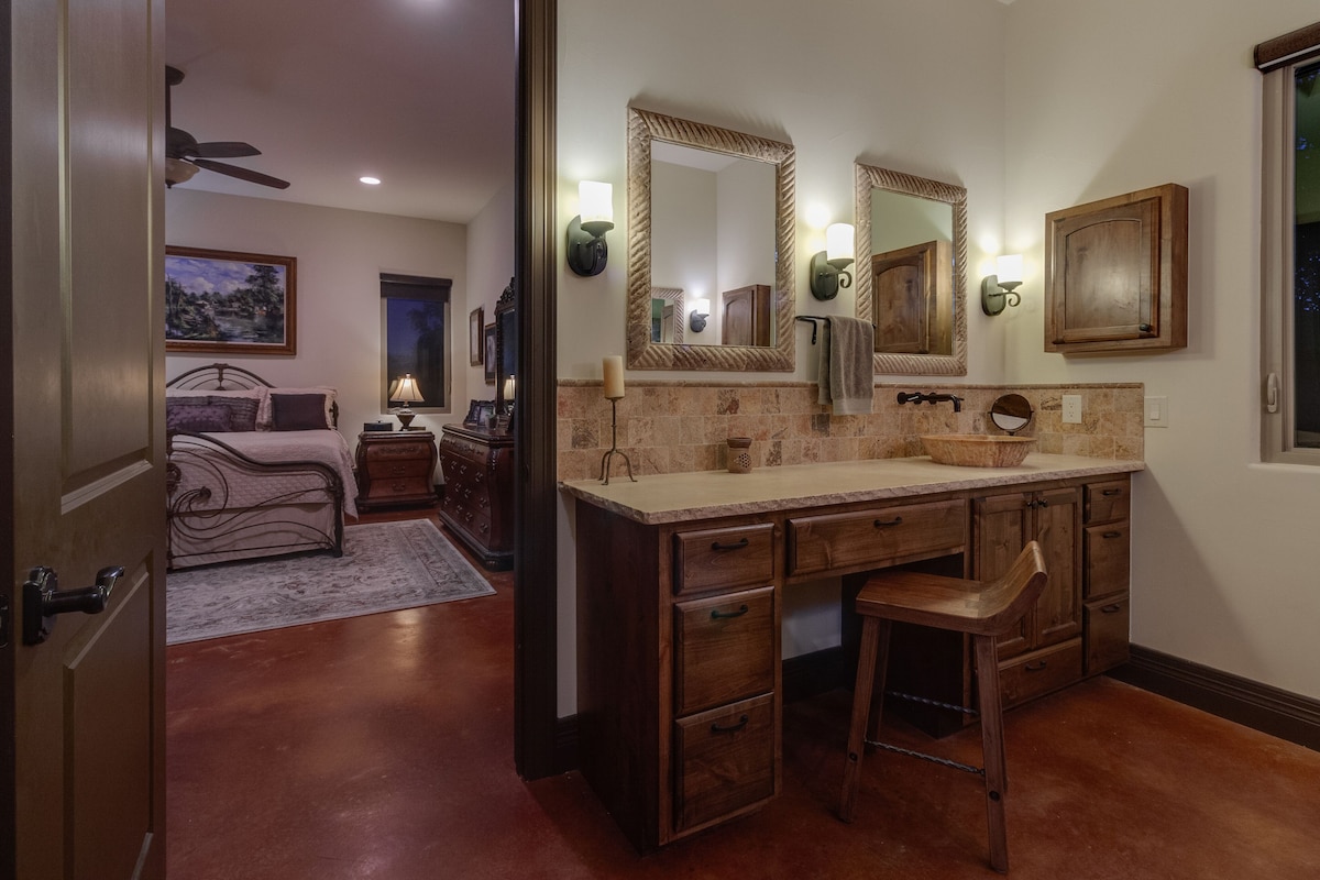 3 Acres, Pool, Kiva Fireplace, S/W Resort Style