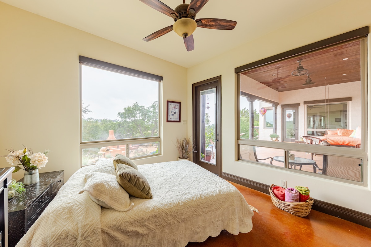 3 Acres, Pool, Kiva Fireplace, S/W Resort Style