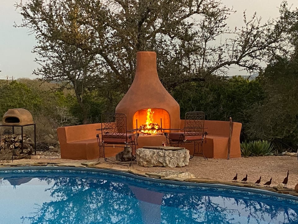 3 acres, piscina, chimenea Kiva, estilo de resort S/W - Spring Branch