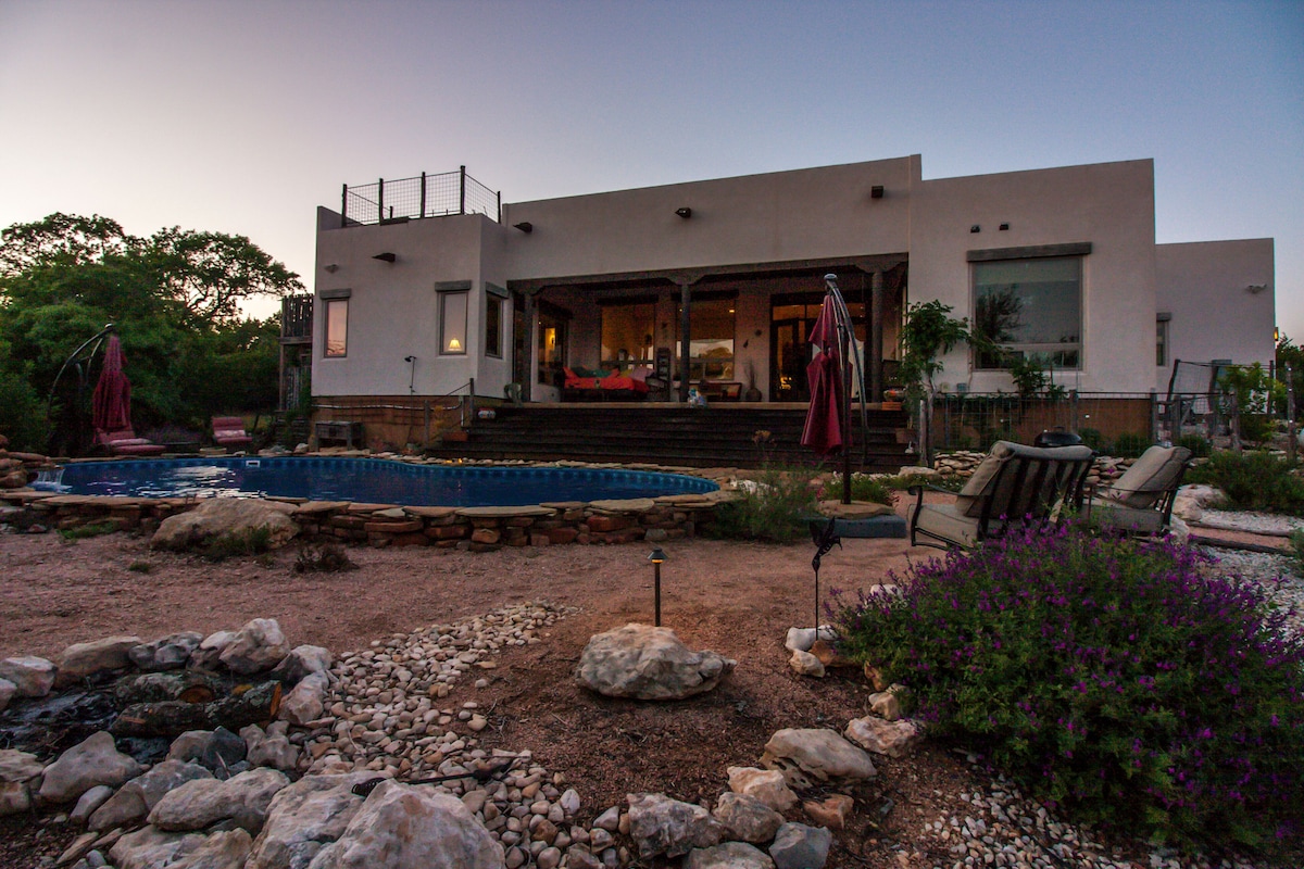 3 Acres, Pool, Kiva Fireplace, S/W Resort Style