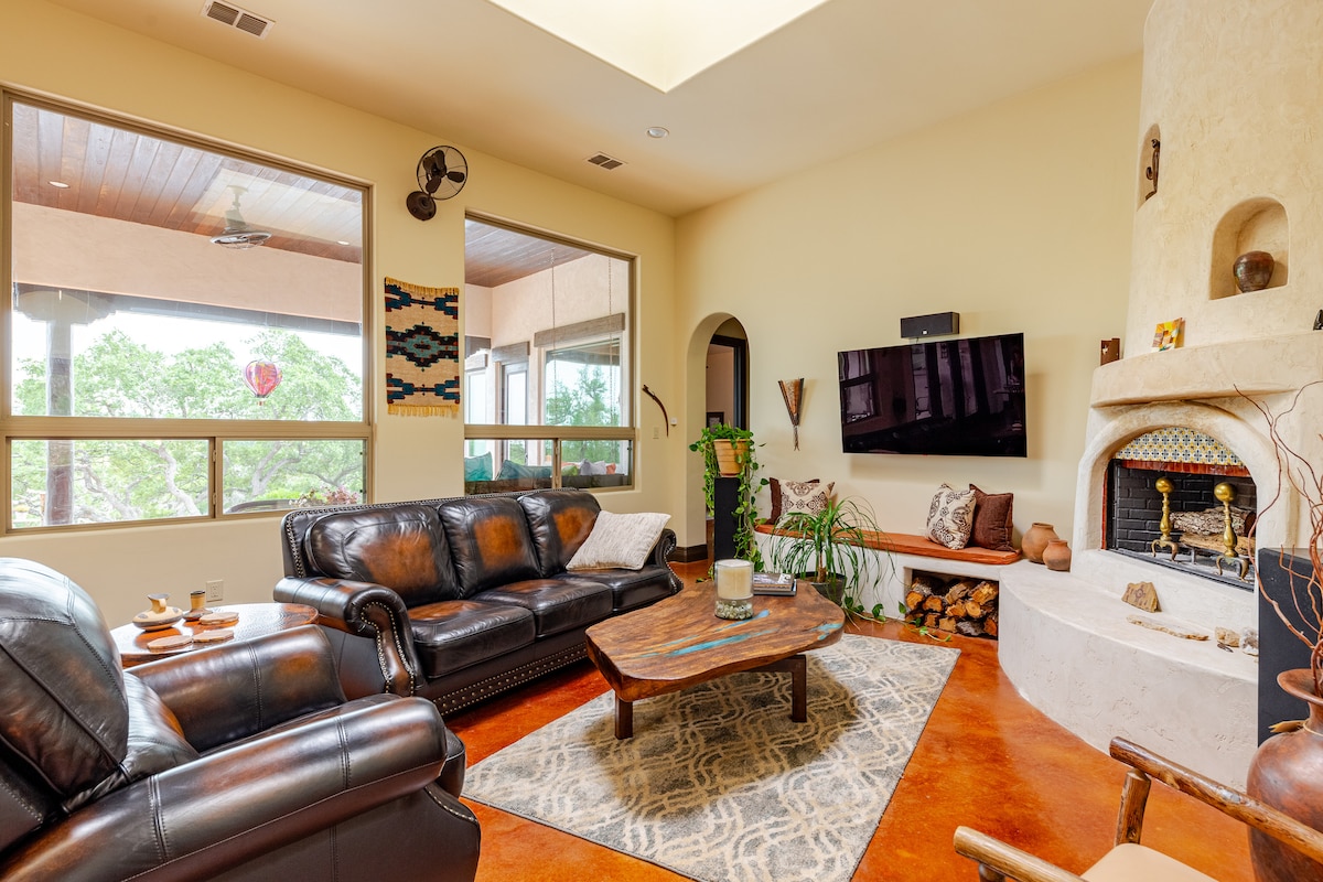 3 Acres, Pool, Kiva Fireplace, S/W Resort Style