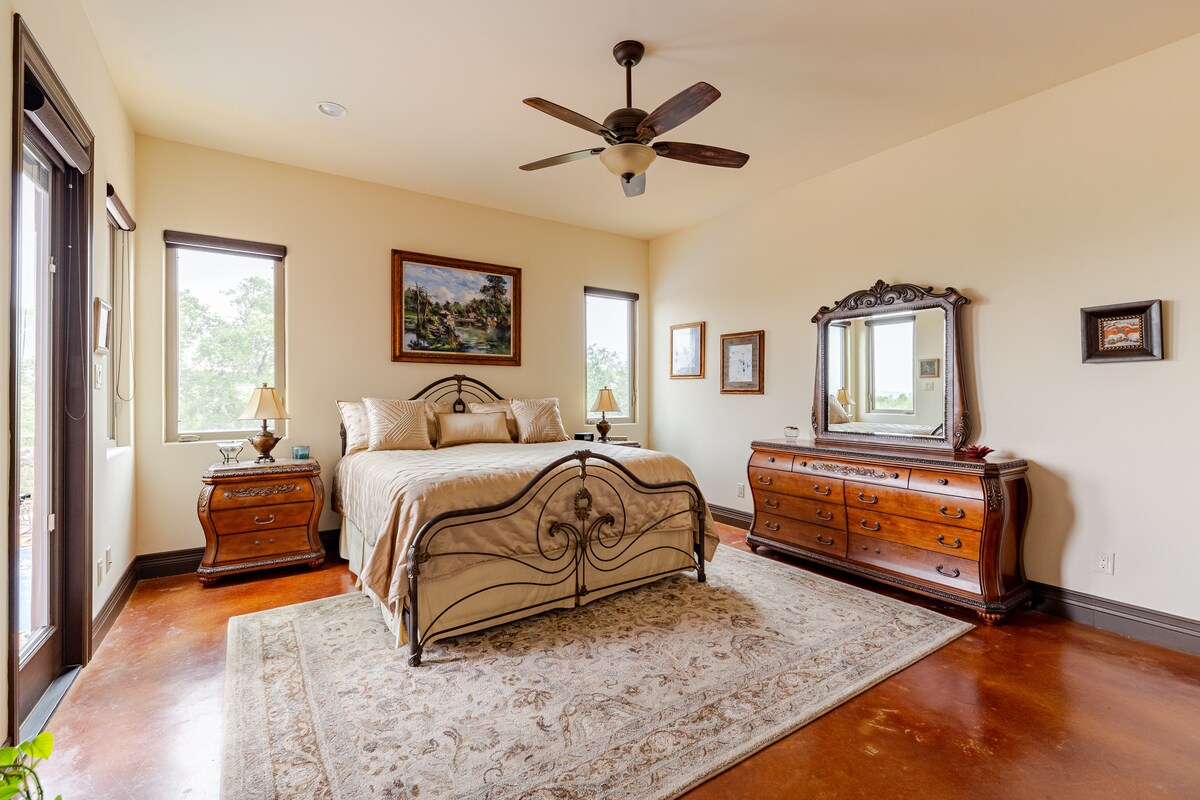 3 Acres, Pool, Kiva Fireplace, S/W Resort Style