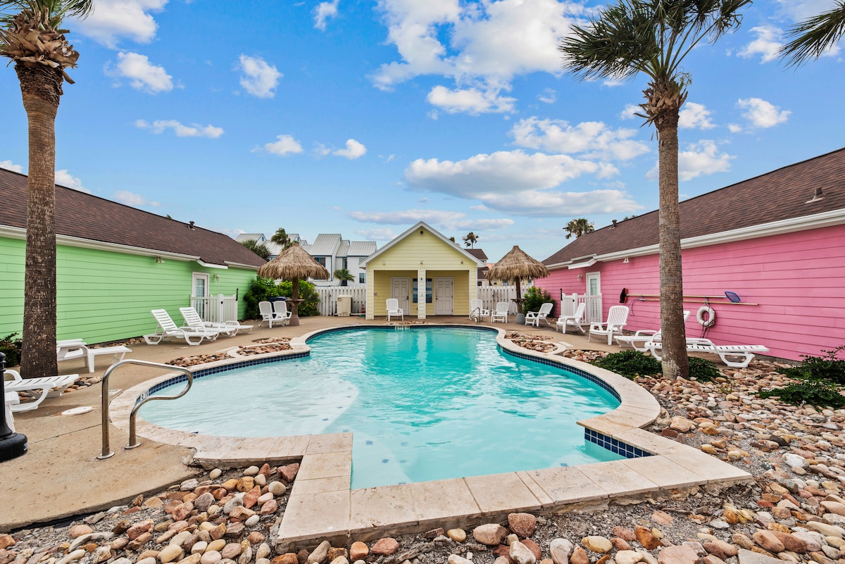 Family Island Hideaway- Pool+Yard, 5 min to Beach