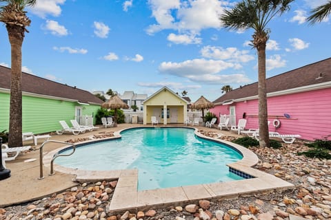 Family Island Hideaway- Pool+Yard, 5 min to Beach