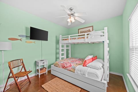 Family Island Hideaway- Pool+Yard, 5 min to Beach