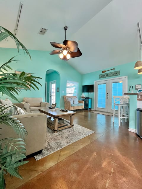 Family Island Hideaway- Pool+Yard, 5 min to Beach