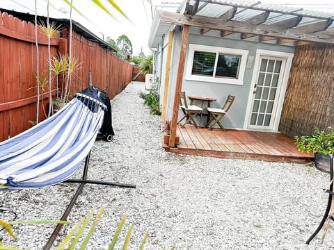 Studio w/ yard & parking, near beach & downtown. image 5