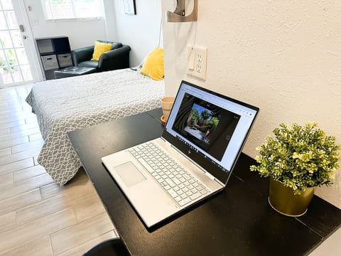 Studio w/ yard & parking, near beach & downtown. image 3
