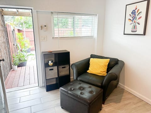 Studio w/ yard & parking, near beach & downtown. image 4