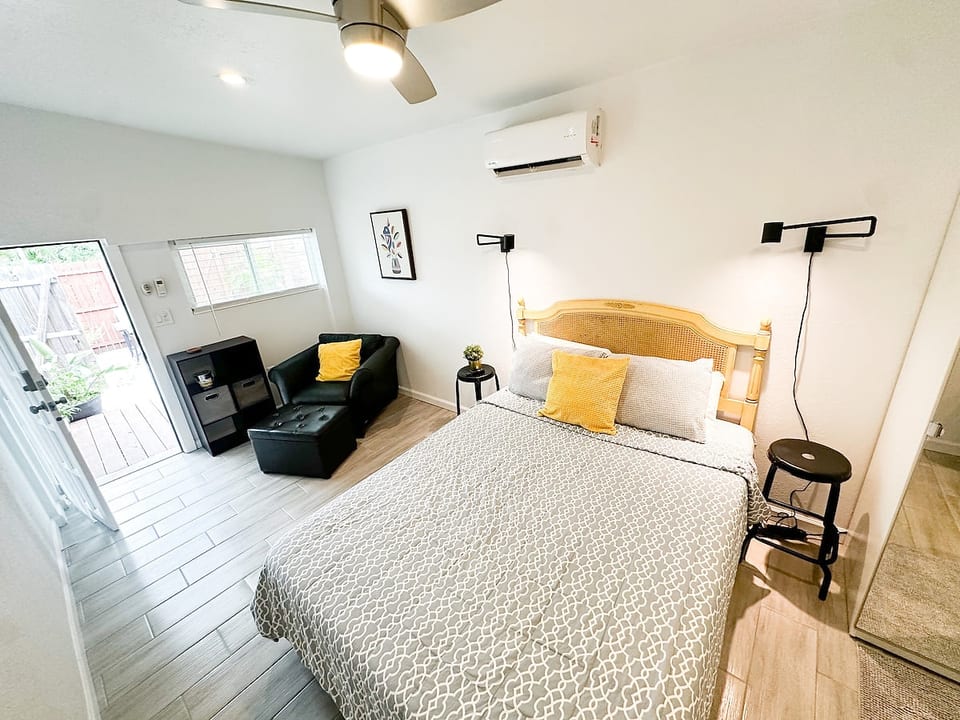 Studio w/ yard & parking, near beach & downtown. image 1