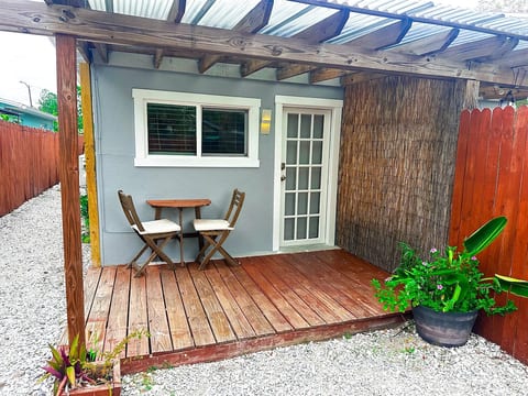 Studio w/ yard & parking, near beach & downtown. image 2