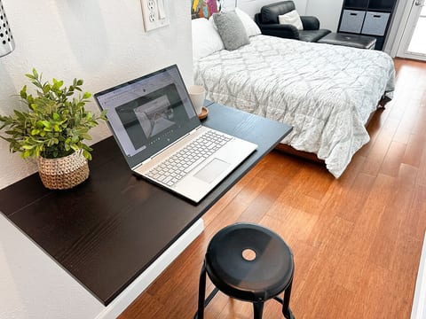 Modern Cozy Spot. Near Beach & DT. Yard & Parking image 5