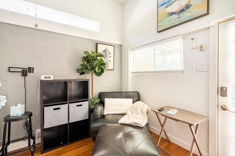 Modern Cozy Spot. Near Beach & DT. Yard & Parking image 3