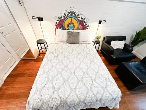 Modern Cozy Spot. Near Beach & DT. Yard & Parking image 2