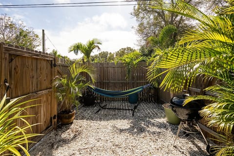 Modern Cozy Spot. Near Beach & DT. Yard & Parking image 4