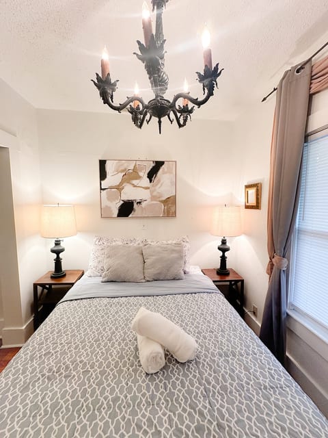 Adorable Bungalow near beach, DT. Pet & Bike. image 3