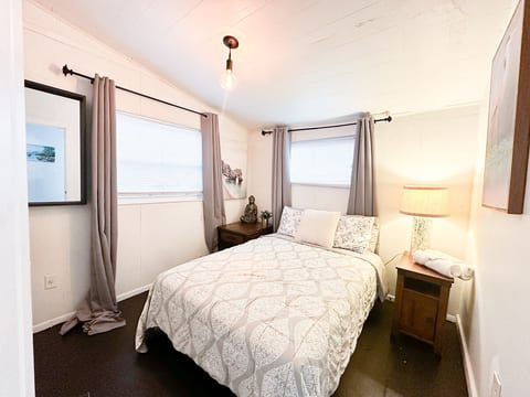 Adorable Bungalow near beach, DT. Pet & Bike. image 5
