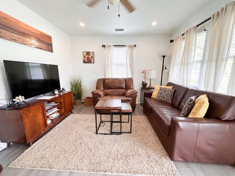 Adorable Private Cottage close to beach & downtown