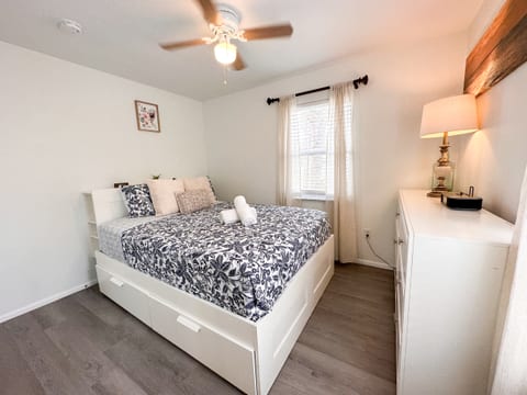 Adorable Private Cottage close to beach & downtown