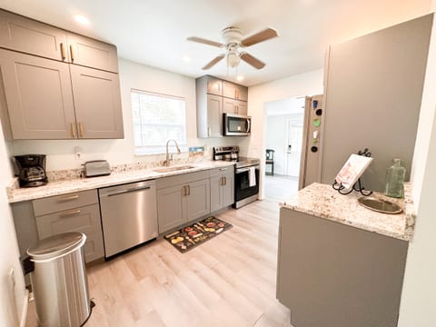 Adorable Private Cottage close to beach & downtown