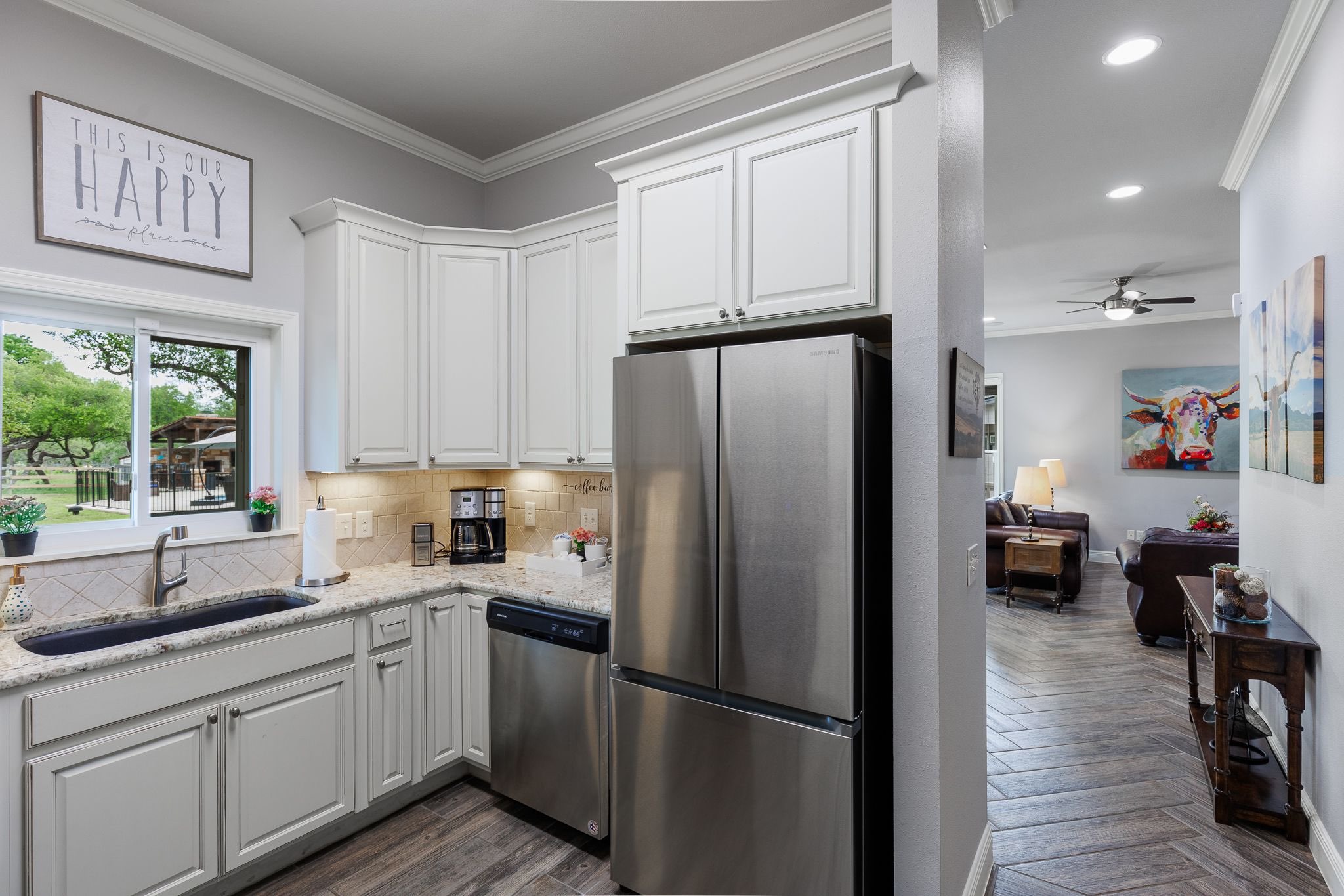 Guest house full kitchen with views of the pool