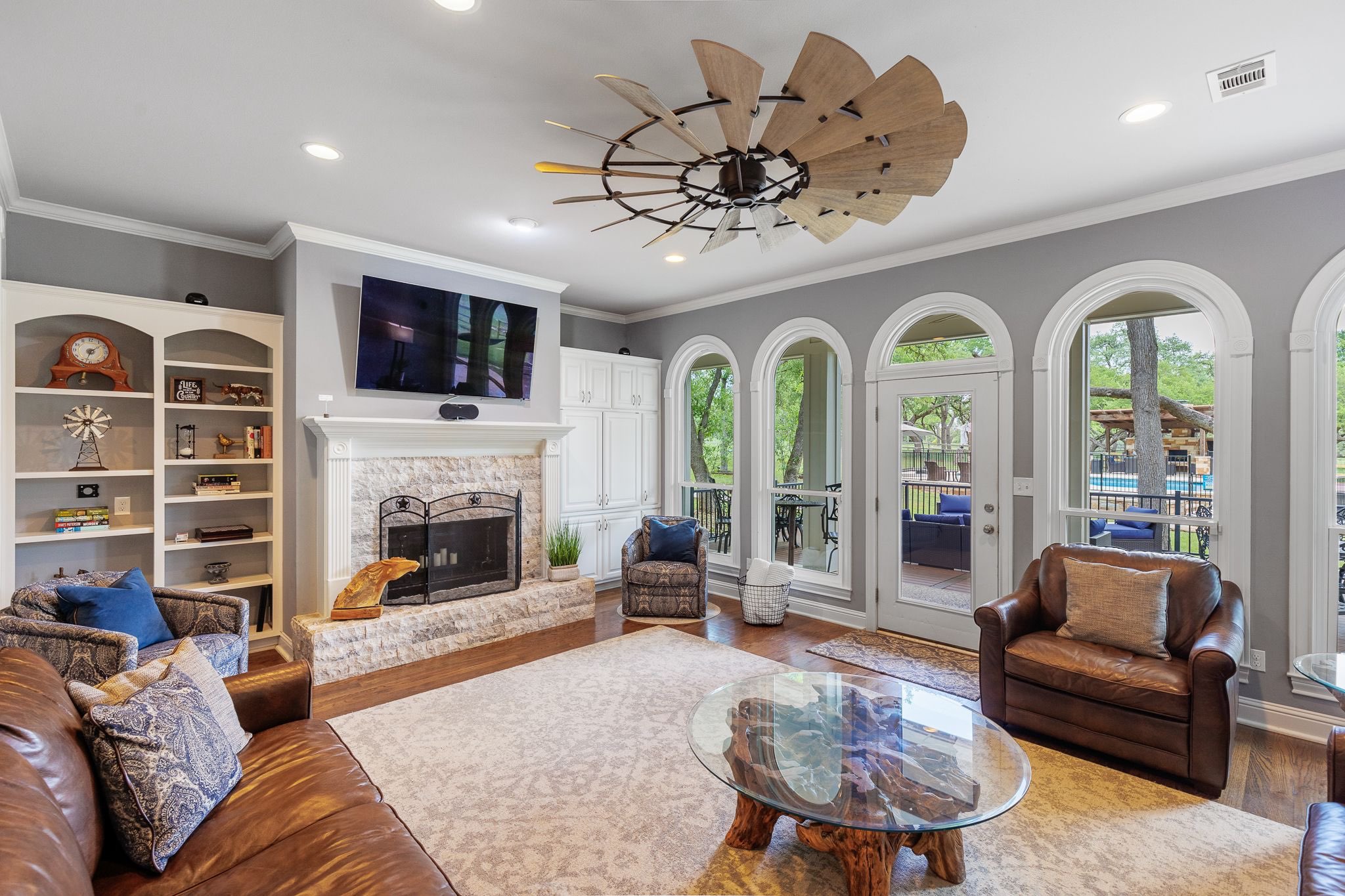 Main house - Living room with direct TV, fireplace with amazing views 