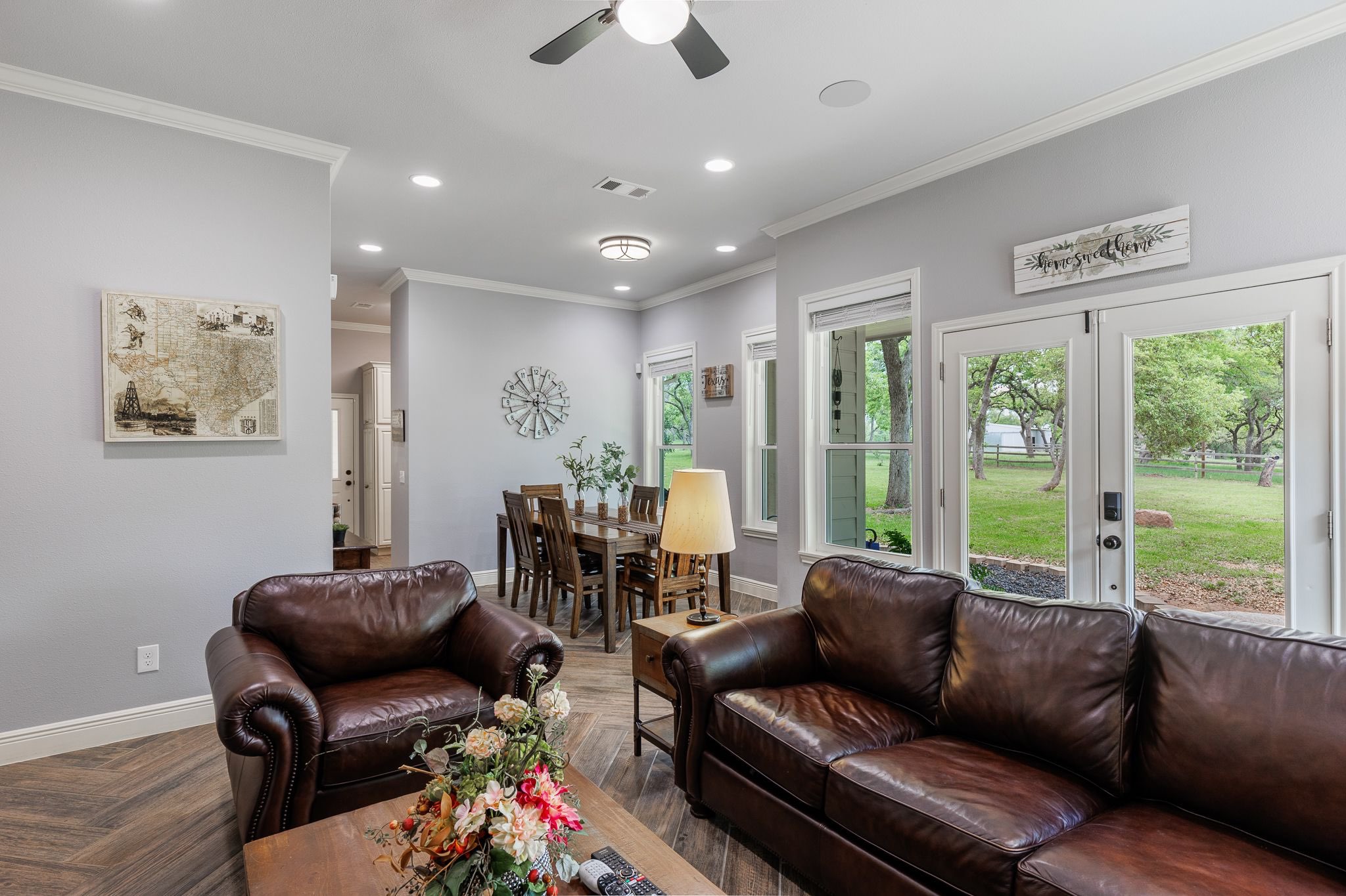 Guest house - Living room with leather sleeper sofa 