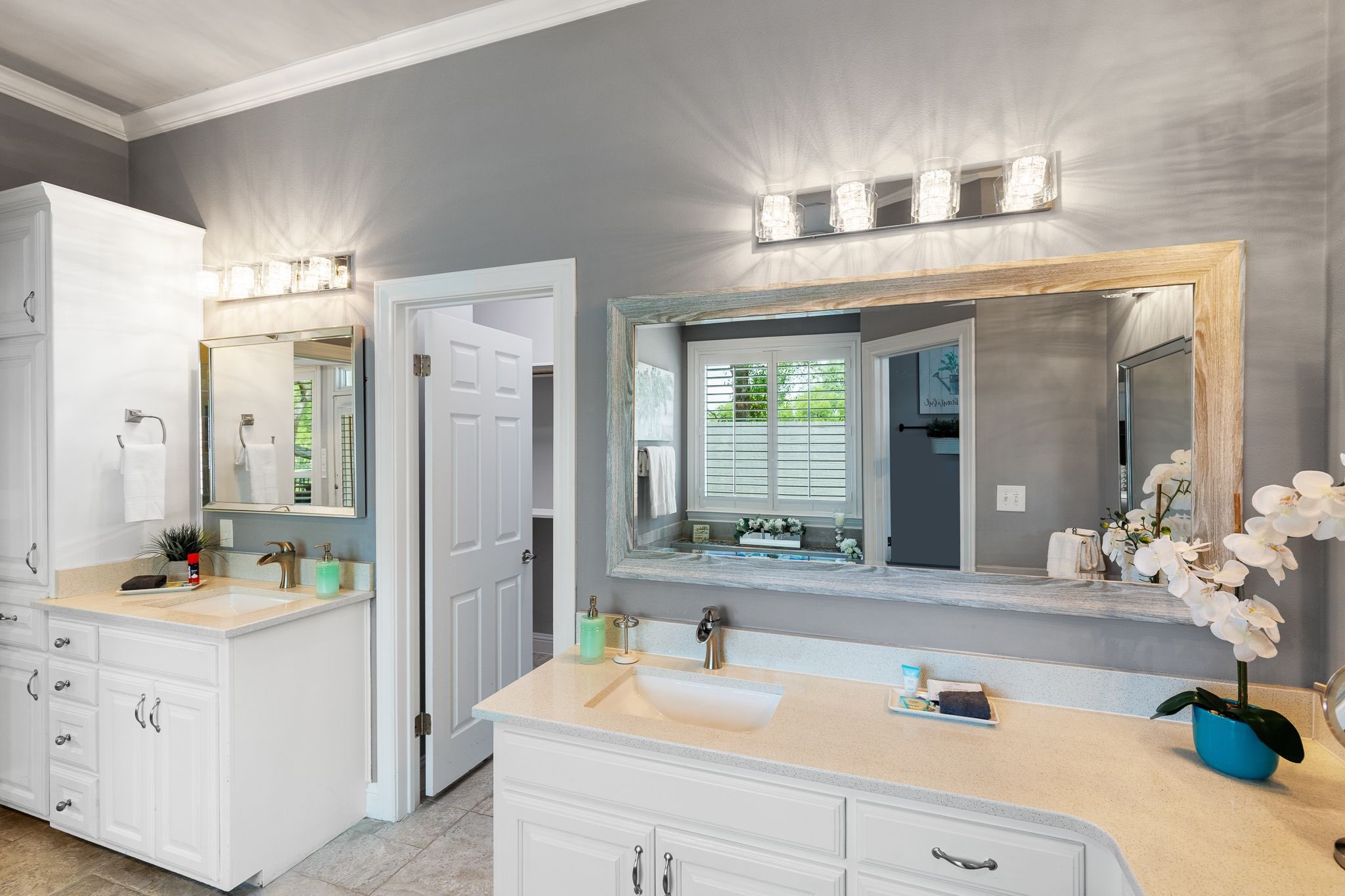 Main house master en suite bathroom