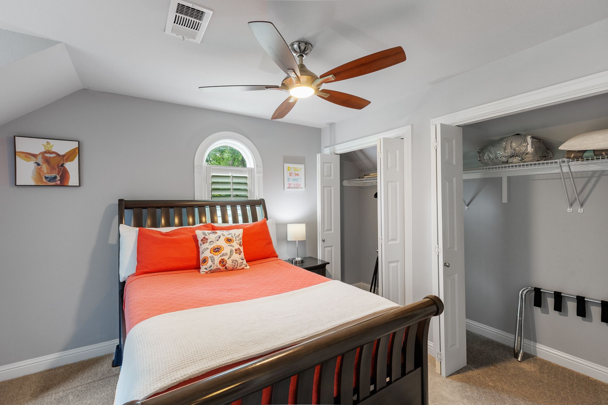 Main house guest room #8 Double bed and a trundle