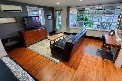 Waterfront Getaway. Private Deck. Walk to town.