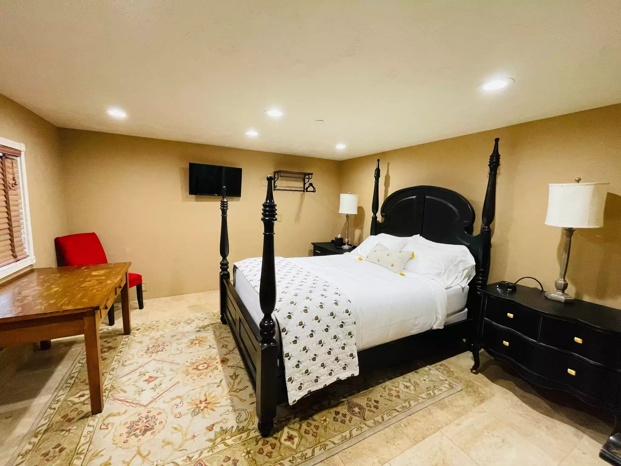 Diffrent View of Queen Bedroom with desk - Hidden Meadow Estate Getaway  - Moses Lake