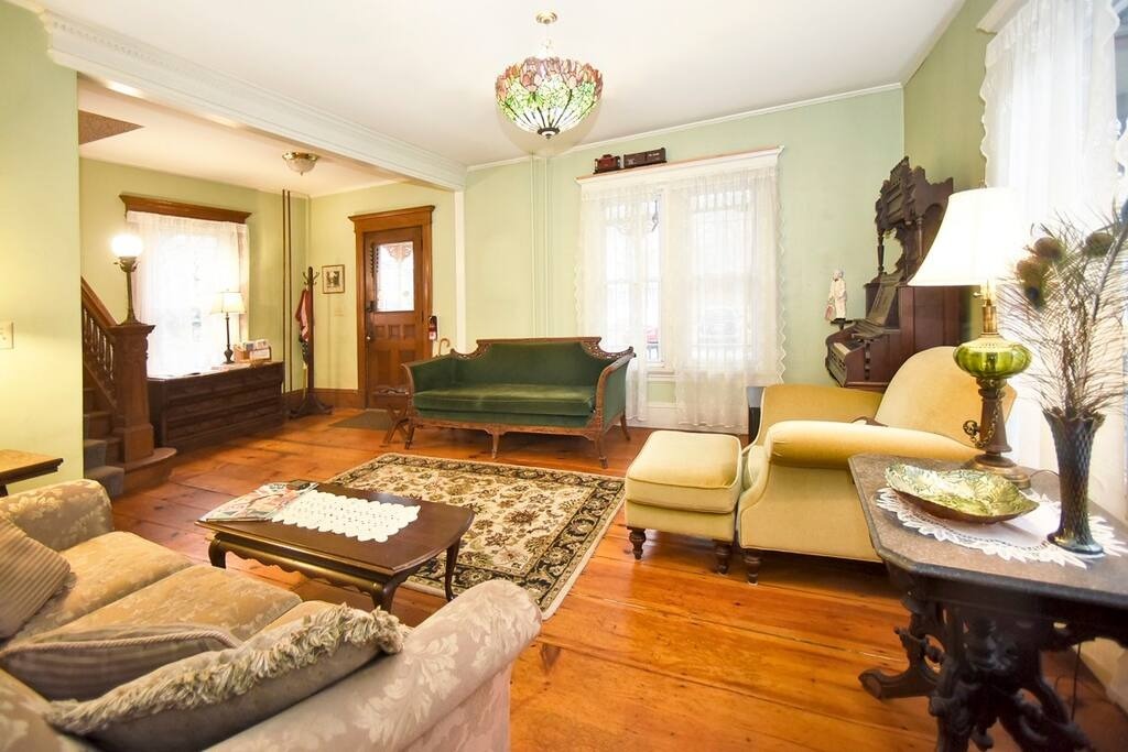 Living room - Private bed with En-suite bathroom Marigold Room - Shelburne Falls