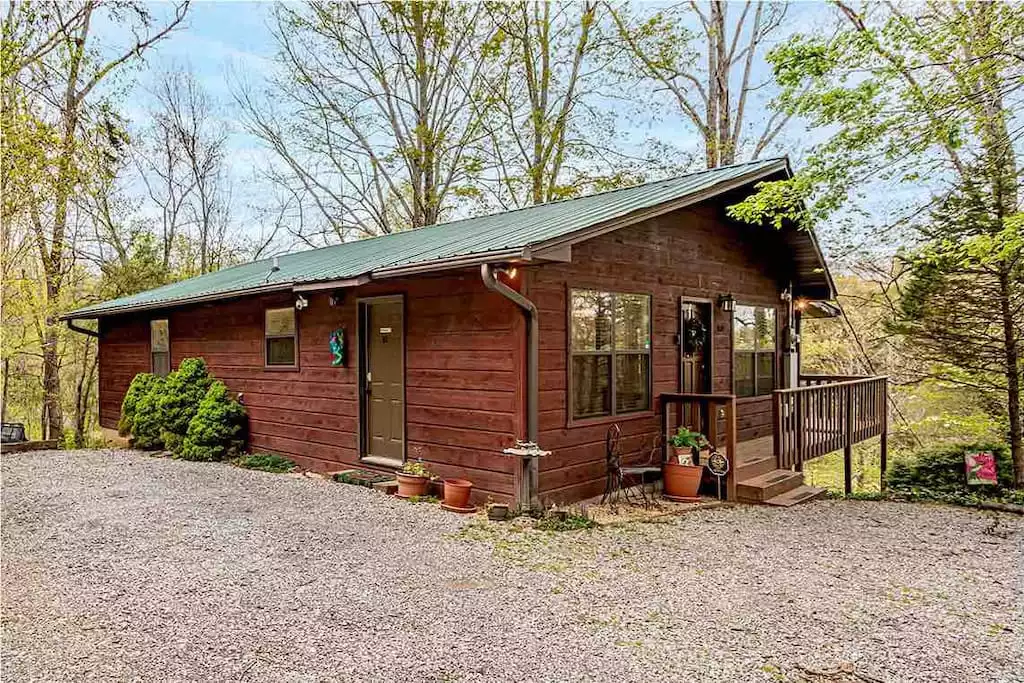 Hummingbird Hideaway cabin/ HOT TUB/ WIFI