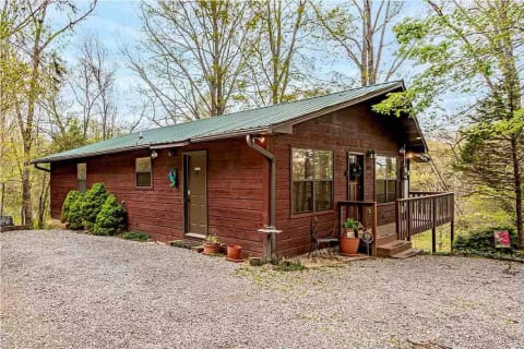 Hummingbird Hideaway cabin/ HOT TUB/ WIFI
