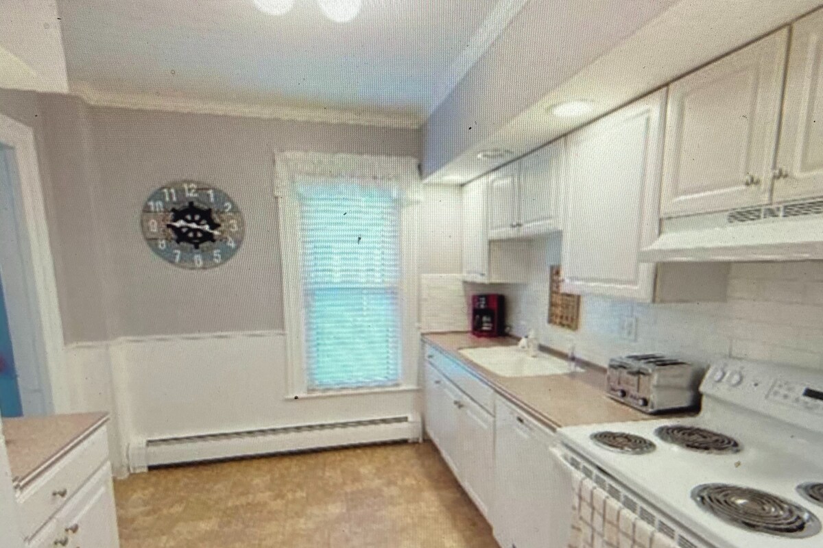 4 BR Lake Front home, Private Dock, Huge Yard!