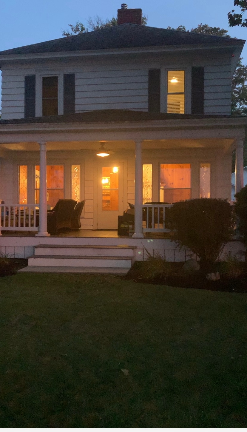 4 BR Lake Front home, Private Dock, Huge Yard!