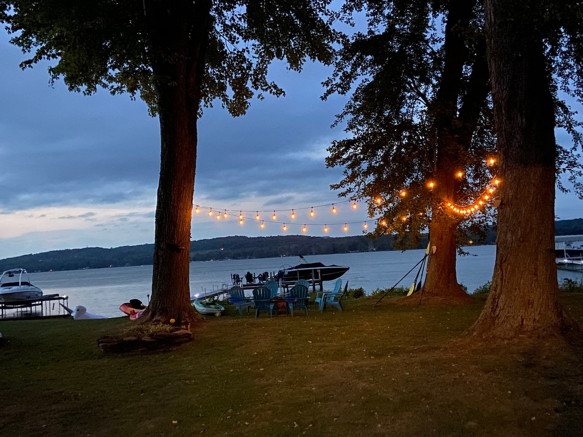 4 BR Lake Front home, Private Dock, Huge Yard!