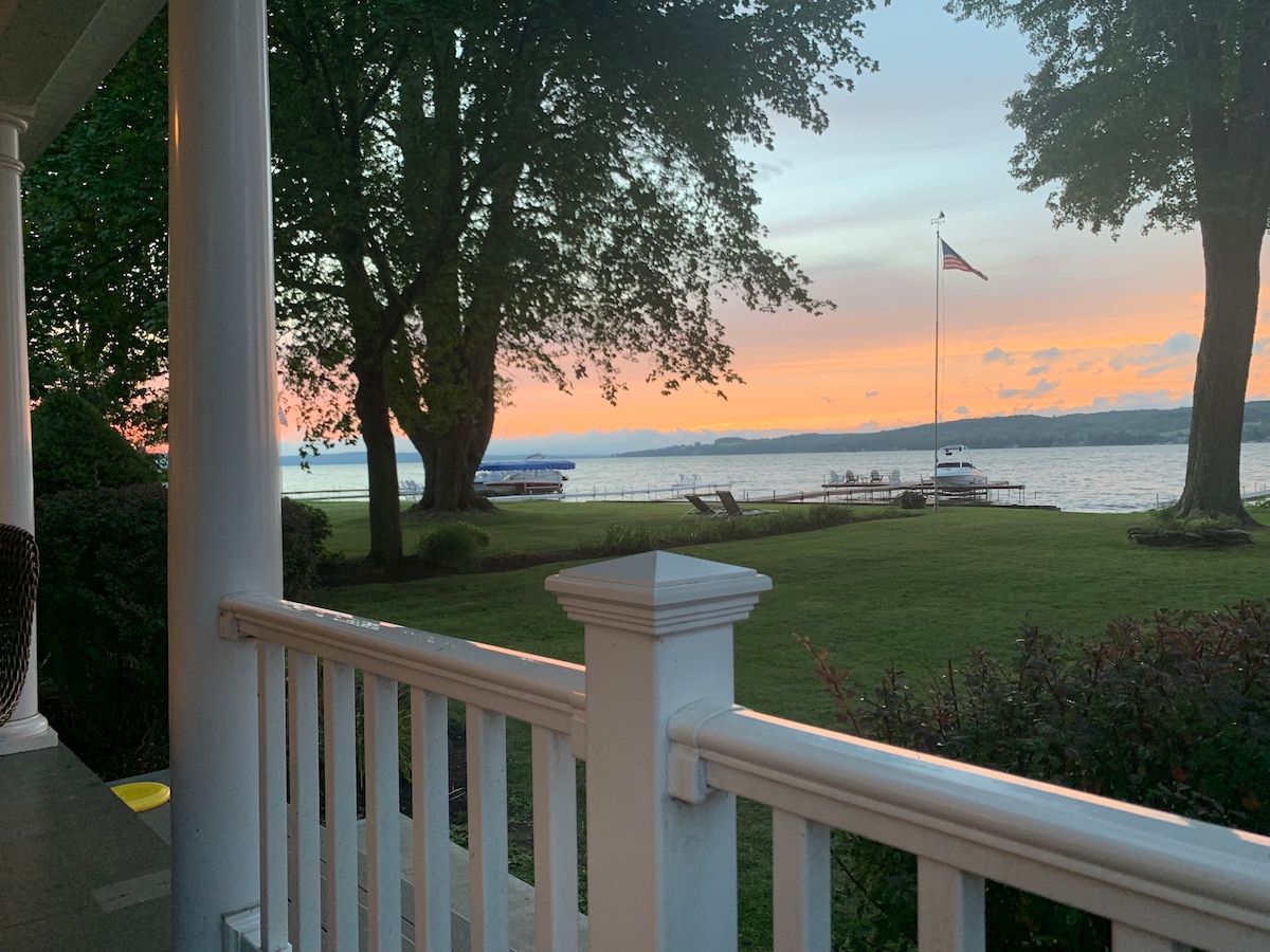 4 BR Lake Front home, Private Dock, Huge Yard!