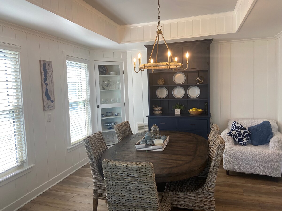 4 BR Lake Front home, Private Dock, Huge Yard!