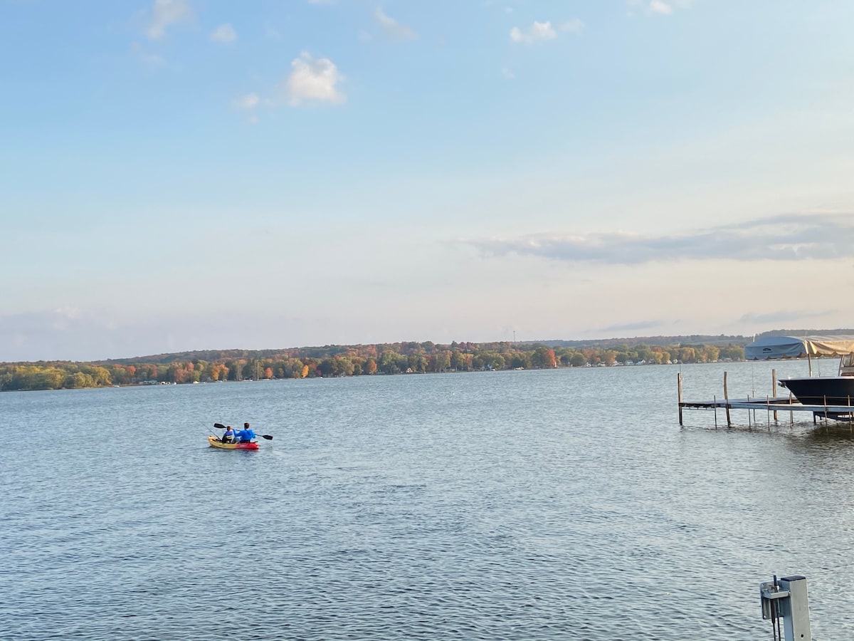 4 BR Lake Front home, Private Dock, Huge Yard!