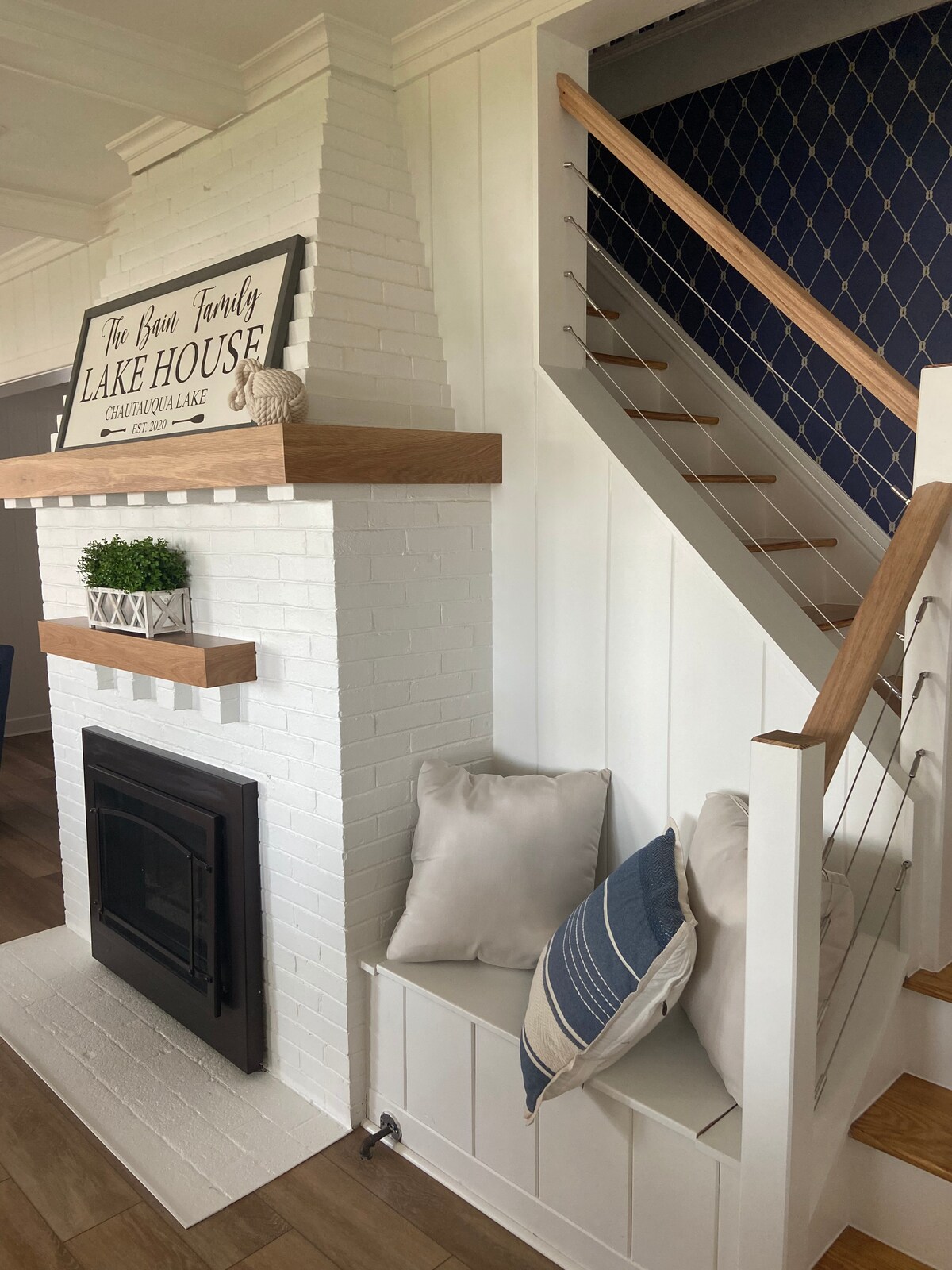 4 BR Lake Front home, Private Dock, Huge Yard!