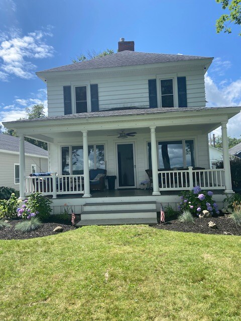 4 BR Lake Front home, Private Dock, Huge Yard!