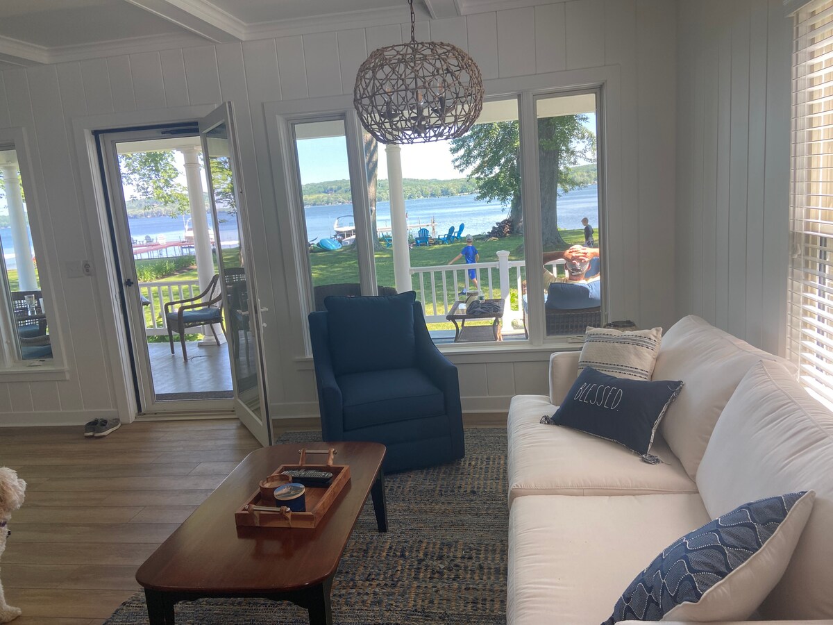 4 BR Lake Front home, Private Dock, Huge Yard!