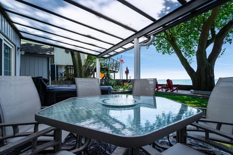 Peaceful Point Lakehouse with Hot tub