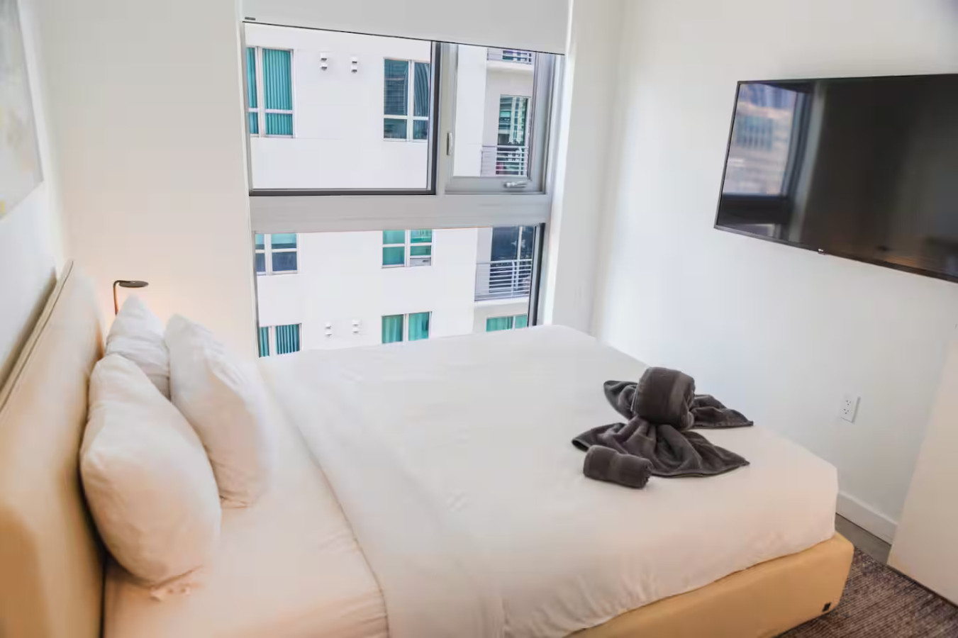 luxury-downtown-condo-w-pool-gym-city-views/