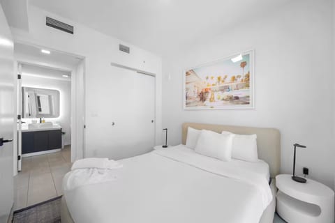 Luxury Downtown Condo w/ Pool, Gym, City Views