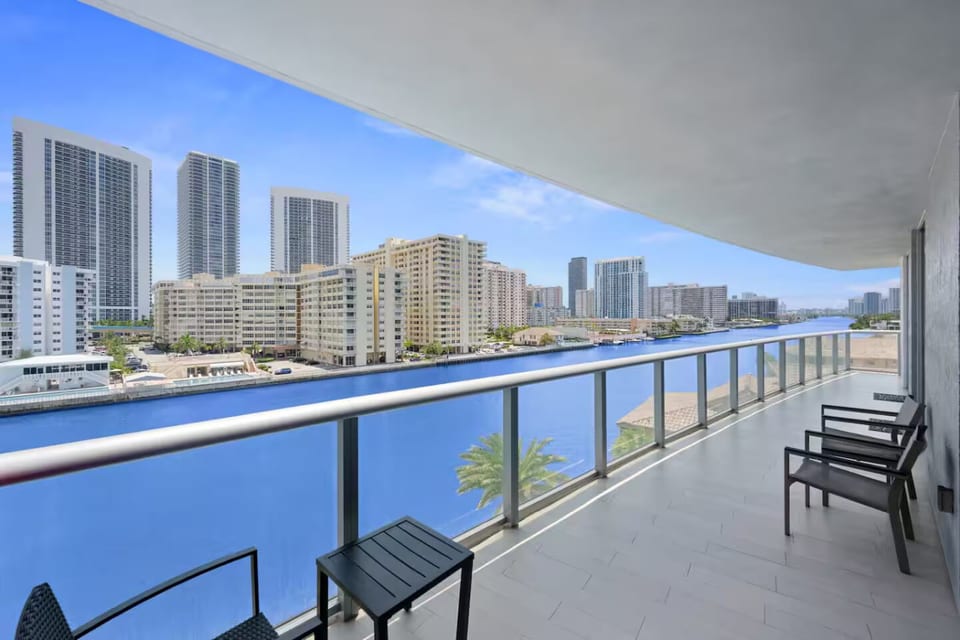 Steps to the Beach | Balcony, Pool, Gym - Hallandale Beach