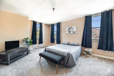Warm & Stylish 4BR Retreat w/ Modern Workspace