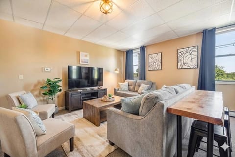 Warm & Stylish 4BR Retreat w/ Modern Workspace